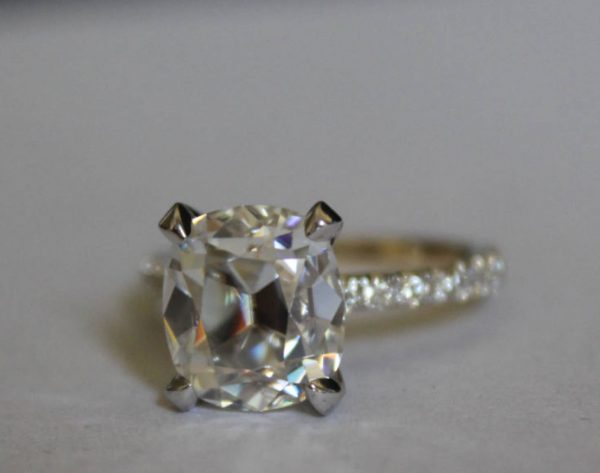 Rare Art Deco Diamond Halo Engagement Ring – 1 Rare Art Deco Diamond Halo Engagement Ring - 1.55 Carat - Handcrafted Platinum with Engravings - Circa 1920